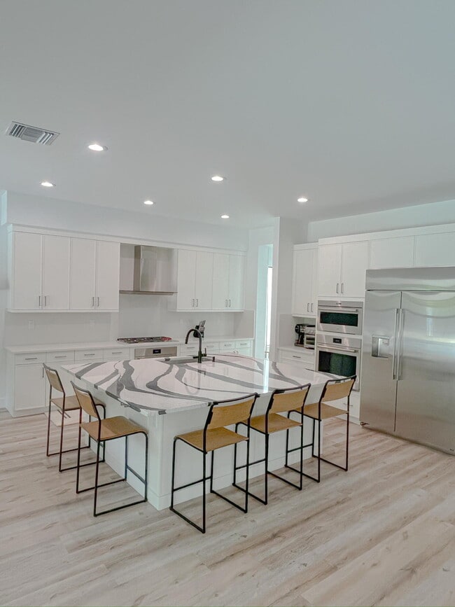 Building Photo - 8227 Oceanus Dr