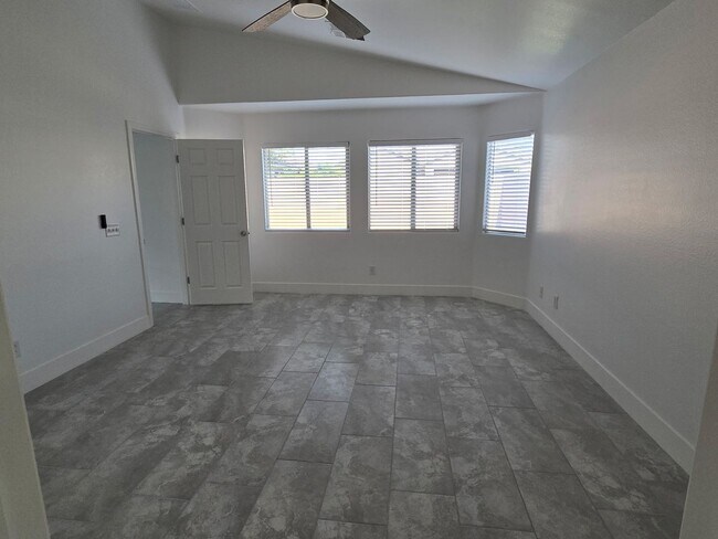 Building Photo - Fully Remodeled 3 bedroom Stallion Mountai...