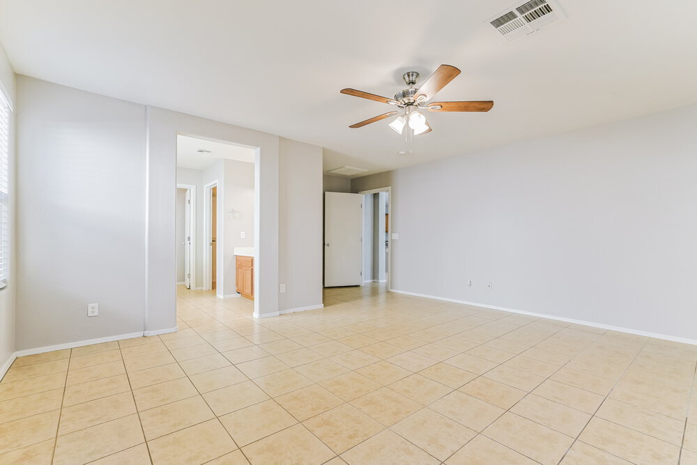 Building Photo - 1505 E Lakeview Dr