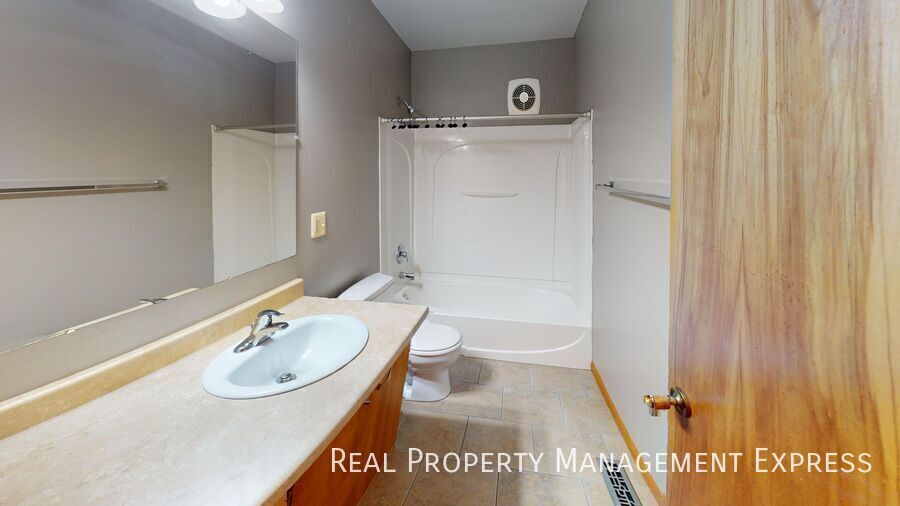 Building Photo - 2200 W 39th St