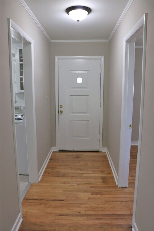 Building Photo - 3-Bedroom thats move-in ready and just wai...