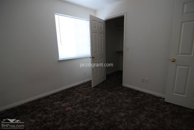 Building Photo - 3560 Deloy Dr