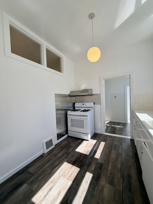 Building Photo - 1717 Jones St