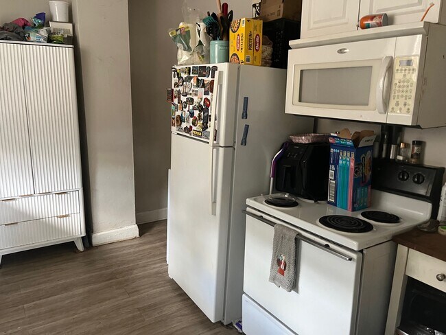 Building Photo - 821 Newton Ave S