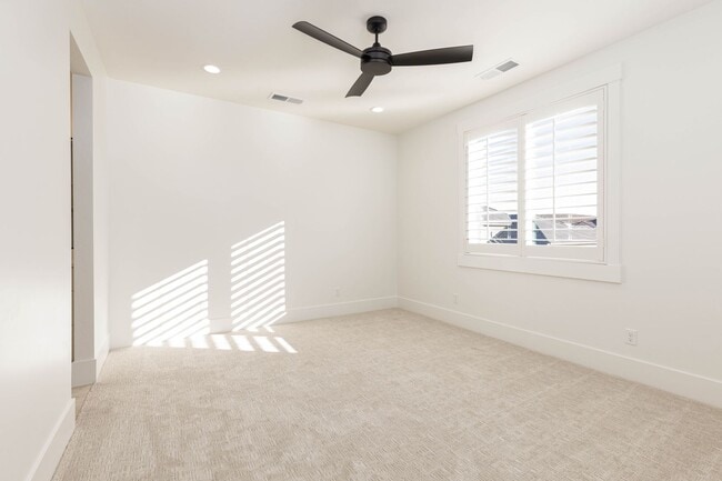 Building Photo - 6 bed / 4 bath / 3 car garage custom home in Pecan Valley