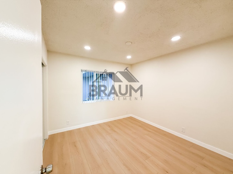 Building Photo - 13129 Oxnard St