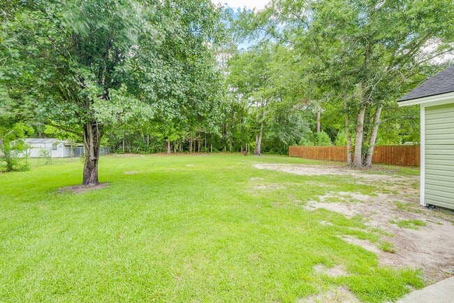 Building Photo - Freshly Painted 4 Bed Home on Huge Lot wit...