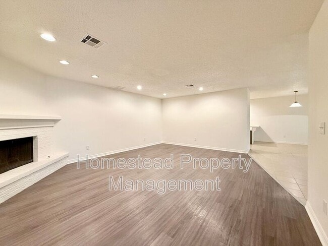 Building Photo - 12308 Green Valley Dr