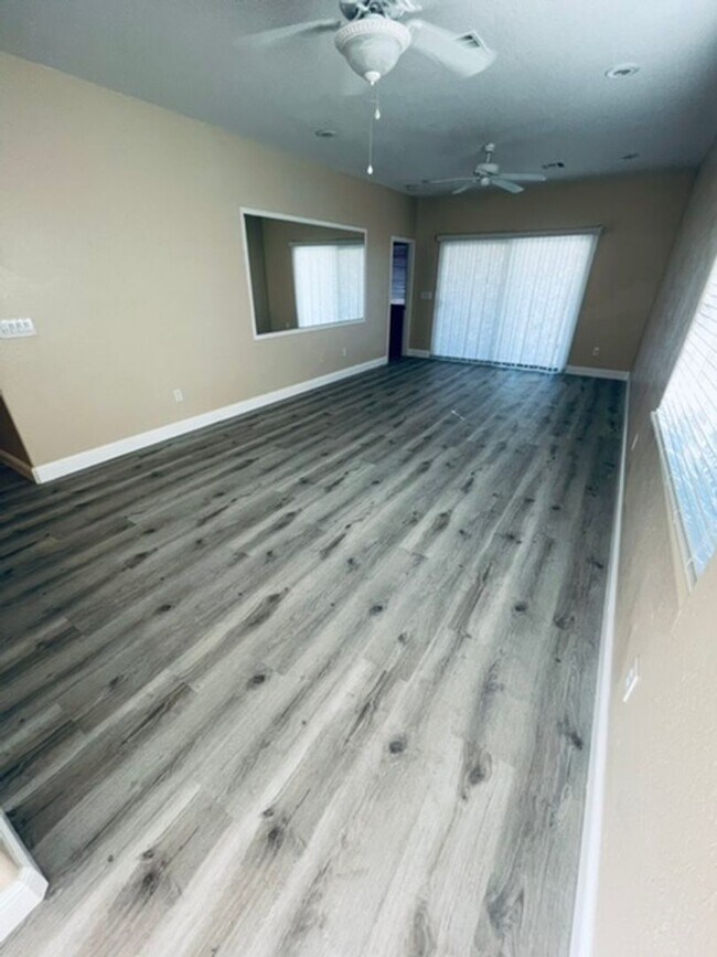 Building Photo - Charming 3 Bedroom in 55+ Solera, Laminate...