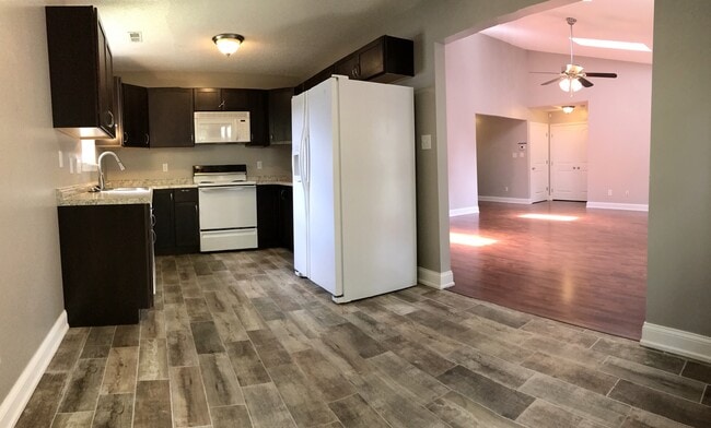 Building Photo - Pretty on Pebble