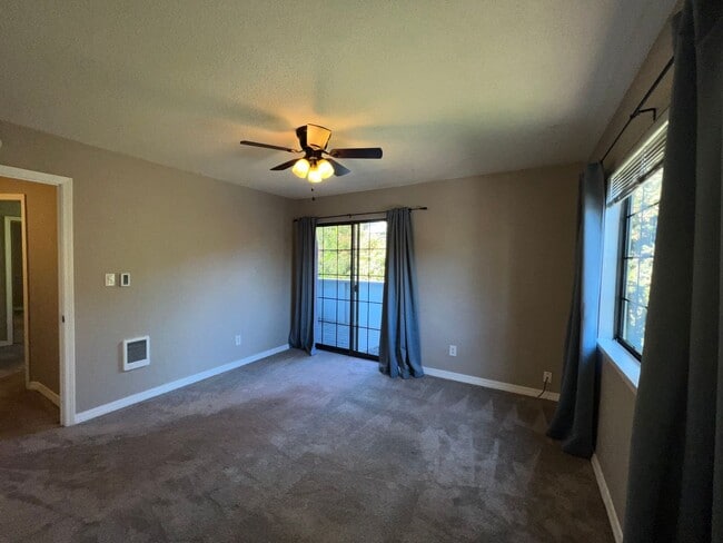 Building Photo - Two bedroom townhouse near Ashland Communi...