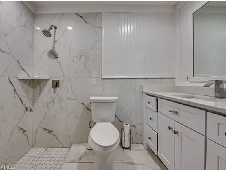 Master bedroom bathroom - 3327 SE 11th Ave