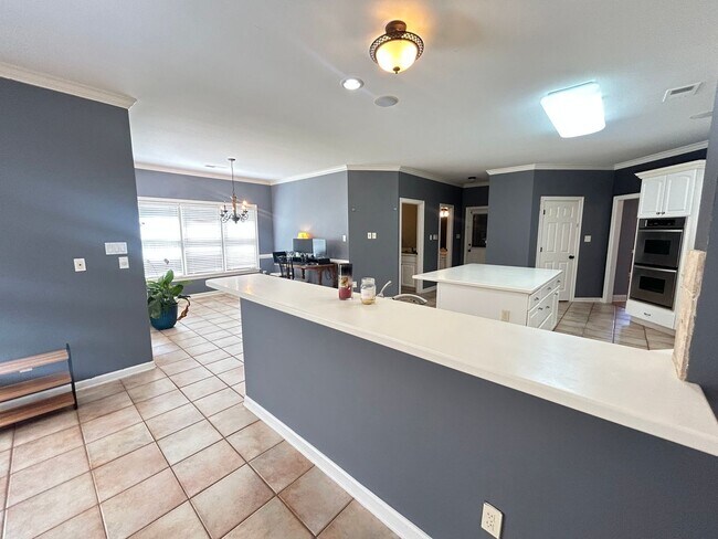 Building Photo - Beautiful Collierville home tucked away in...