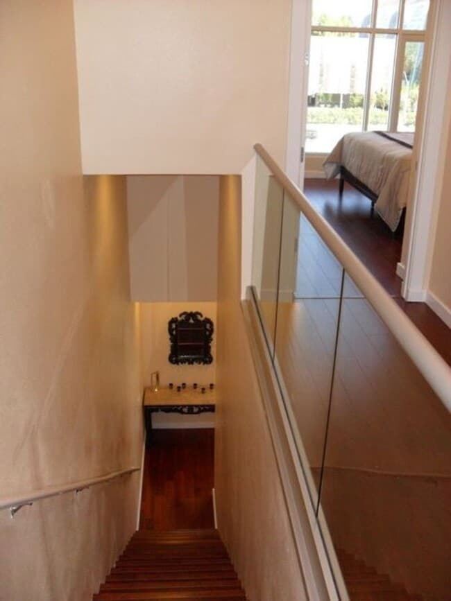 Building Photo - Panorama Towers / Villa Style Condo on two...