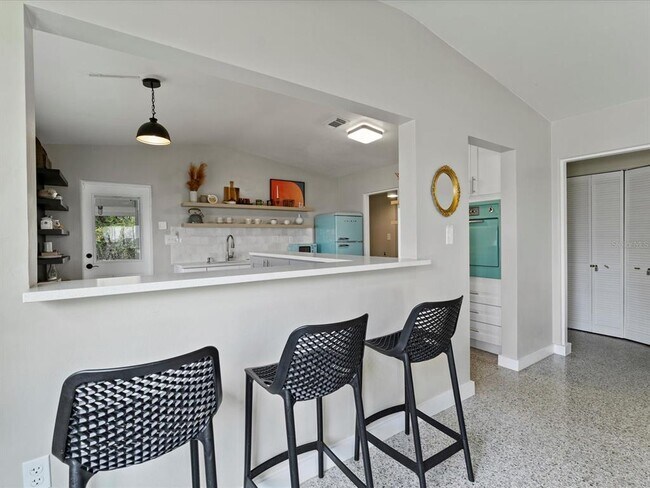 Building Photo - 600 Lakeshore Blvd