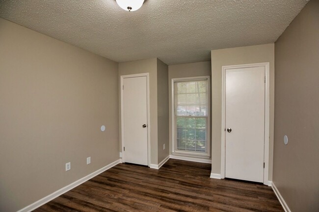 Building Photo - ** 4 Bed 2 Bath located in Ridgefield **Call 334-366-9198 to schedule a self tour