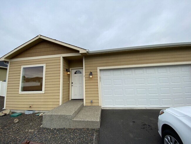Building Photo - Spread Out in Style—Your 3 Bed Duplex Awaits
