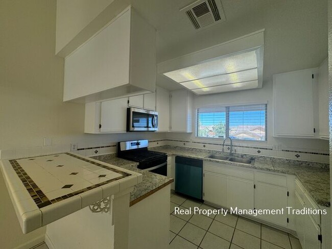 Building Photo - 3 bed, 2 bath Lake Los Angeles