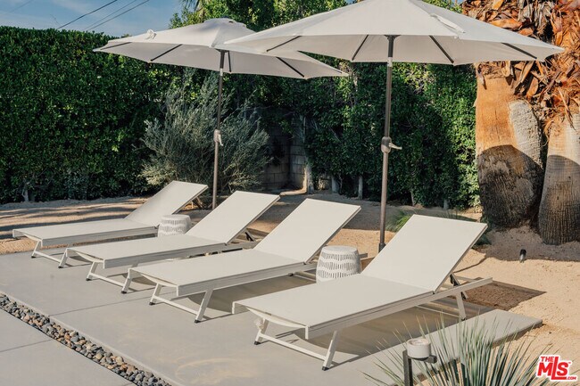 Building Photo - 922 E Anza Dr