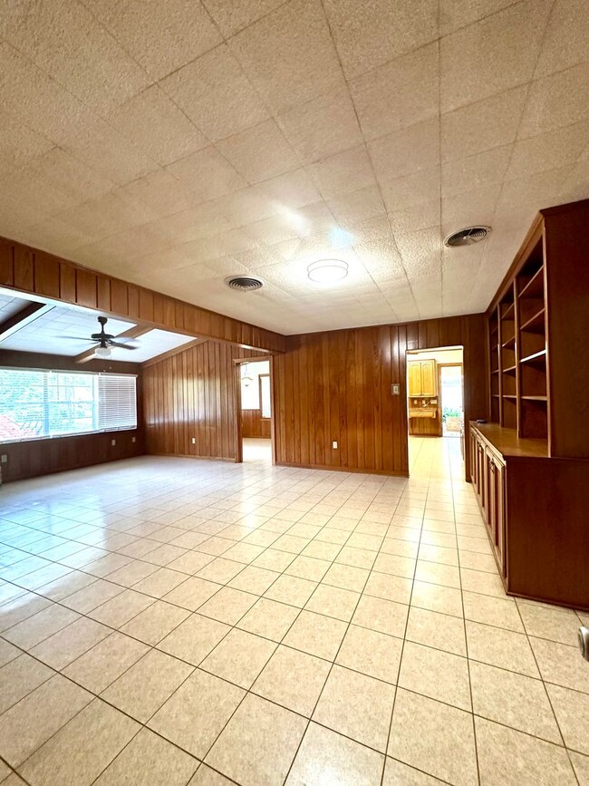 Building Photo - MOVE IN SPECIAL!!!! Charming 3-Bedroom, 2-Bathroom, 2,200 Sq. Ft. Home in Broadmoor Subdivision