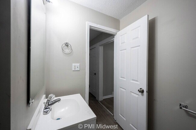 Building Photo - "Charming Urban Retreat: Cozy 1-Bedroom Ap...