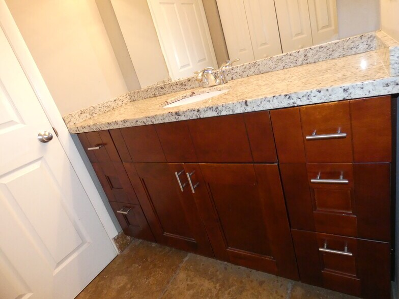 Building Photo - 2850 N Oakland Forest Dr