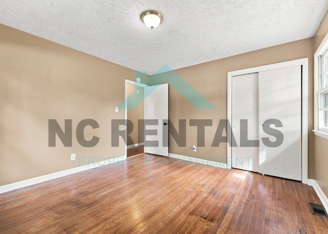 Building Photo - 1800 Woodmere Dr