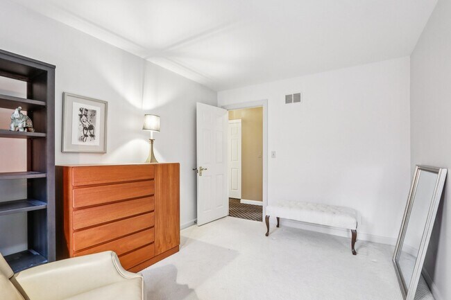 Building Photo - 19 Landmark St