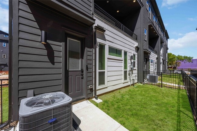 Building Photo - 3028 Lamar St