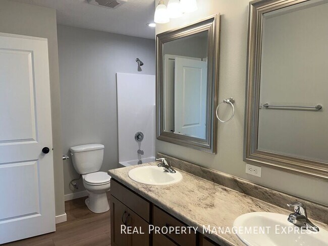 Building Photo - 3 Bedroom 1.5 Bathroom Townhome