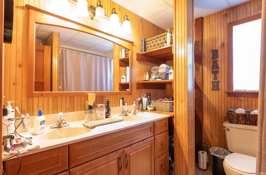 Full Bath - Double Sinks and Shower/Tub - 125 S State Road 446