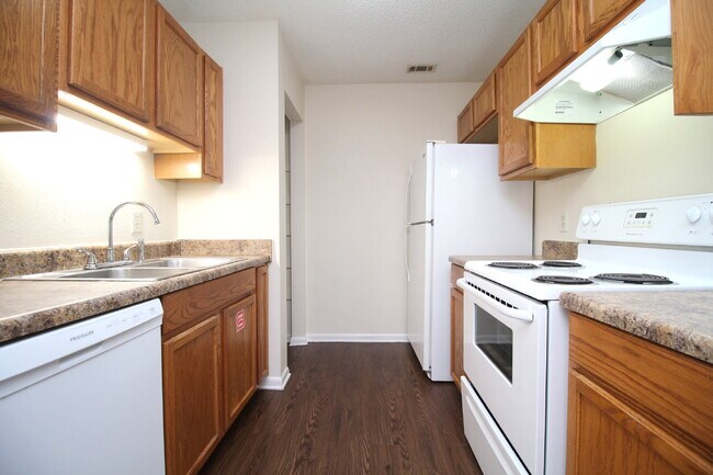 Building Photo - 2BR/1BA Apartment with Wood-Look Flooring,...