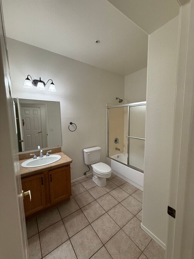 Building Photo - 3 Bedroom Townhouse with Garage, Gated Com...
