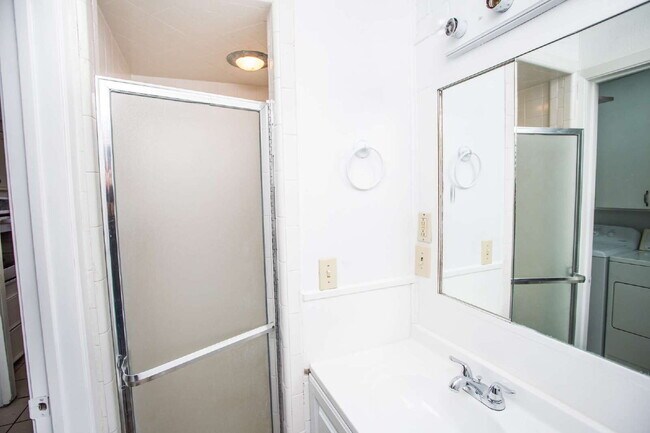 Building Photo - "Spacious 5-Bed Oasis with Granite Elegance & Hardwood Charm in Lubbock!"