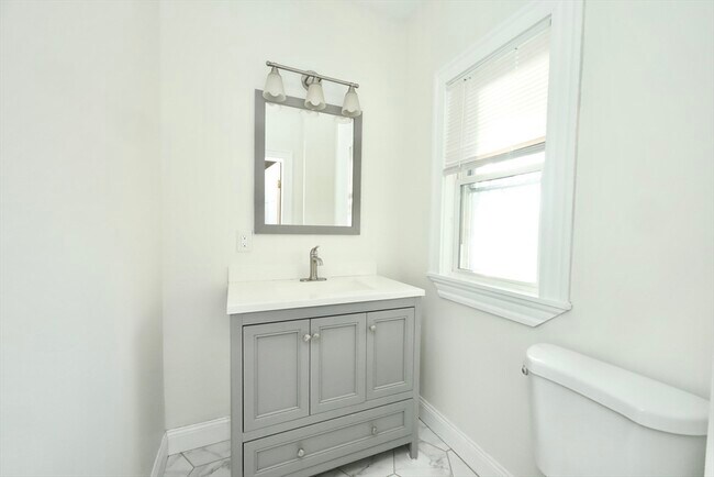 Building Photo - 488 Pleasant St