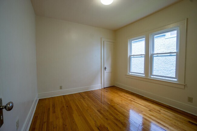 Building Photo - Newly Renovated First Floor Flat-Bright, S...