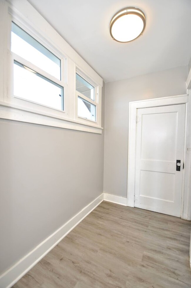 Building Photo - FULLY RENOVATED 3 BEDROOMS and 1 BATHROOM ...