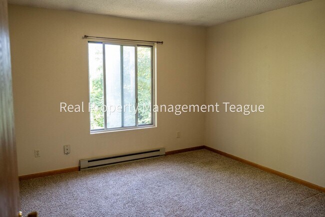 Building Photo - Pine Lane 32 B