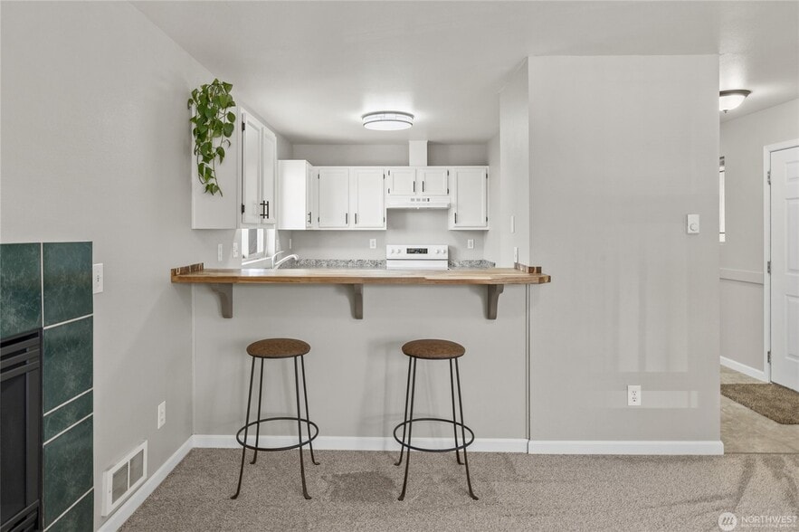 Breakfast bar looking from living into kitchen - 502 E River Ave