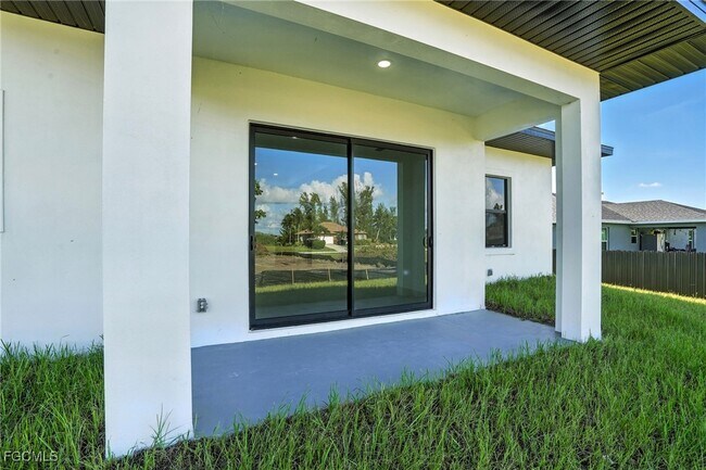 Building Photo - 2220 NW 1st Pl