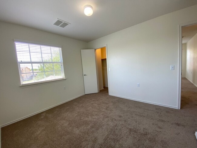 Building Photo - 4 Bedroom in Thaxton Place