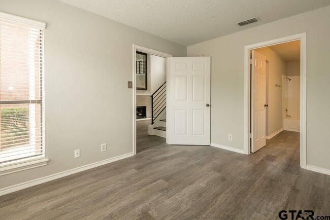 Building Photo - 5811 Hollytree Dr