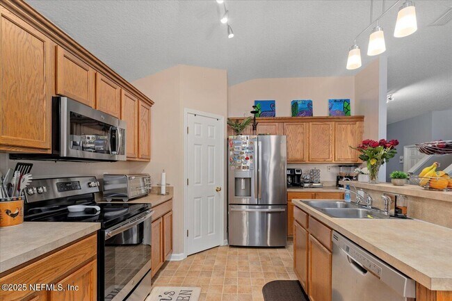 Building Photo - 13705 Fish Eagle Dr W