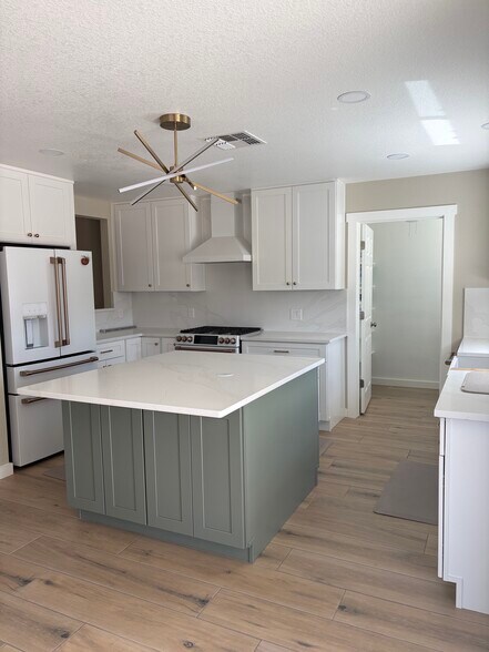 Building Photo - 10552 S Sunshower Way