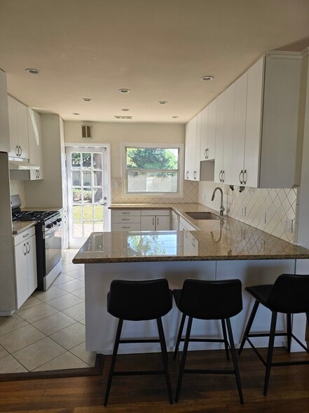 Building Photo - 8834 Boyar Ave