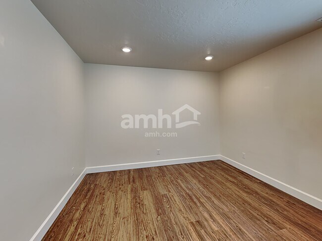 Building Photo - 3028 E S Village Dr