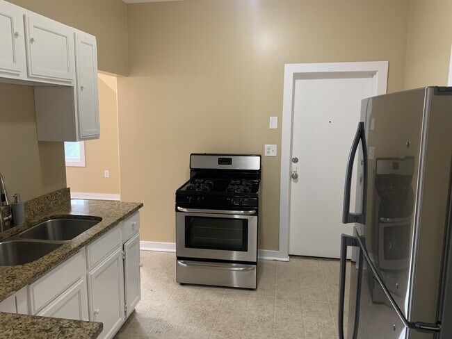 Building Photo - 2 Bedroom Upper Close to Downtown!