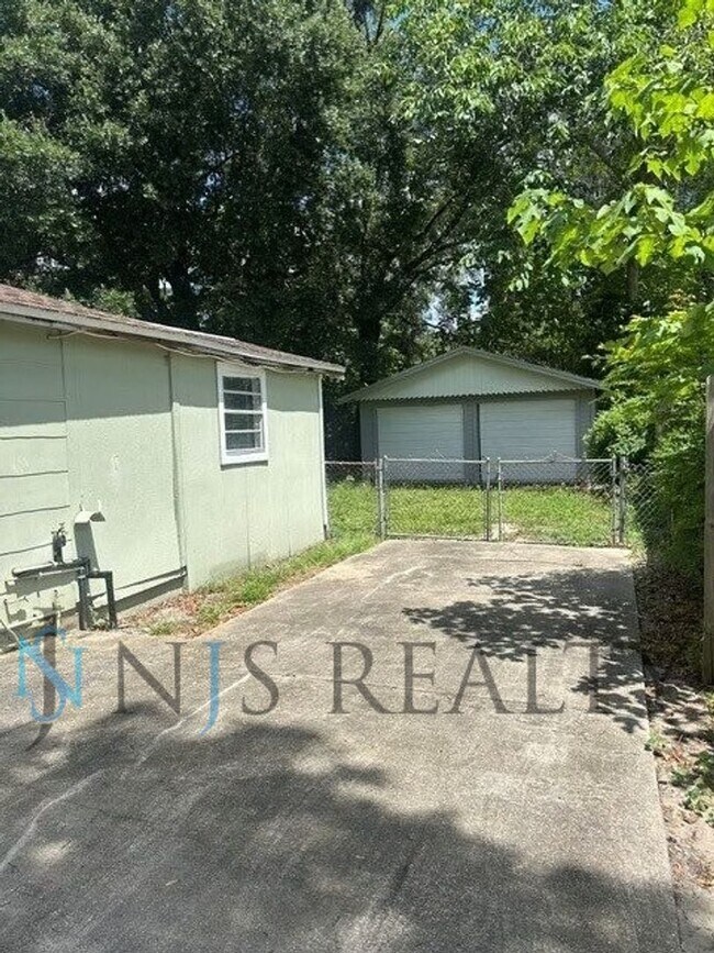 Building Photo - JUST RENOVATED! 2/1, 1180sq ft, Fully Updated Kitchen~Bath ~floors. NEW Appliances & Paint... wit...