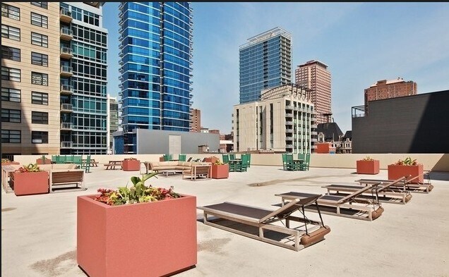 Building Photo - 70 W Huron St