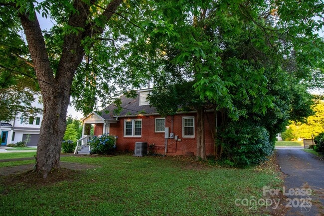 Building Photo - 3400 Eastway Dr